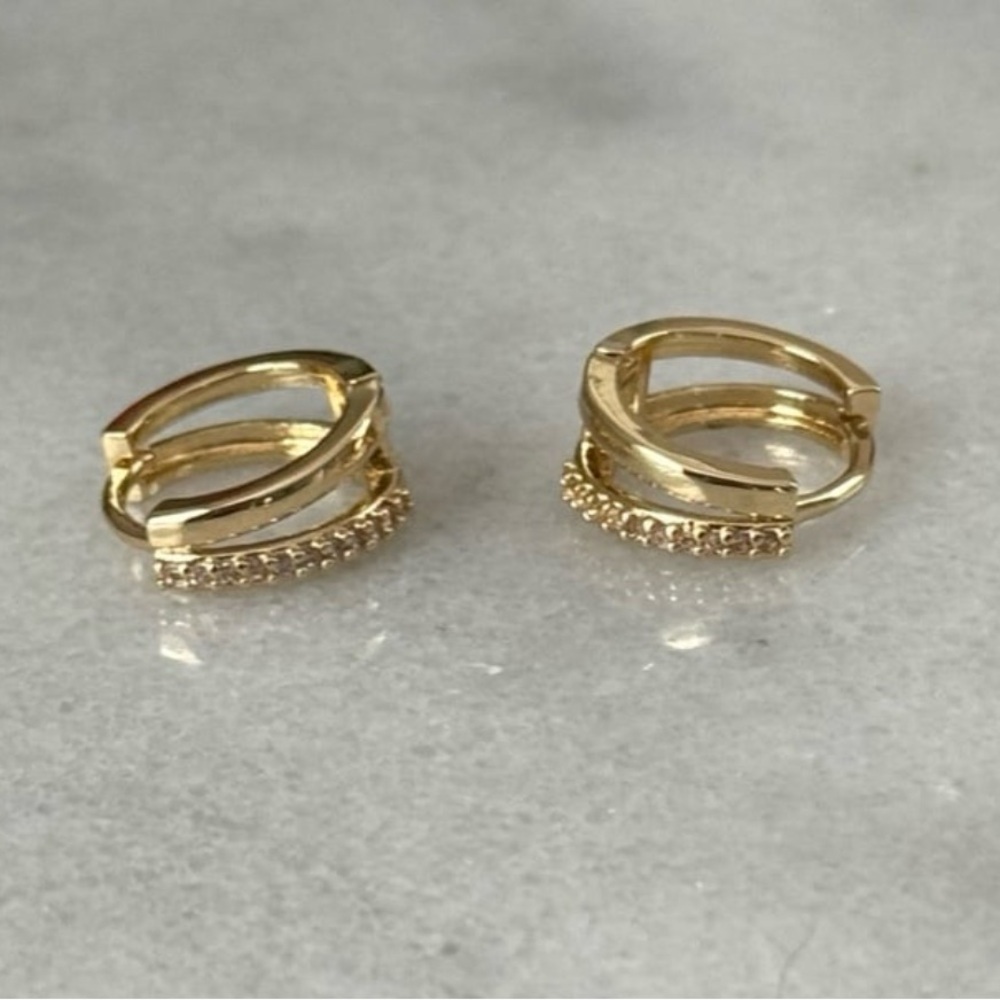 Gold Crystal Double Hoop Split Huggie Earrings
Brand New - Picture 4 of 5